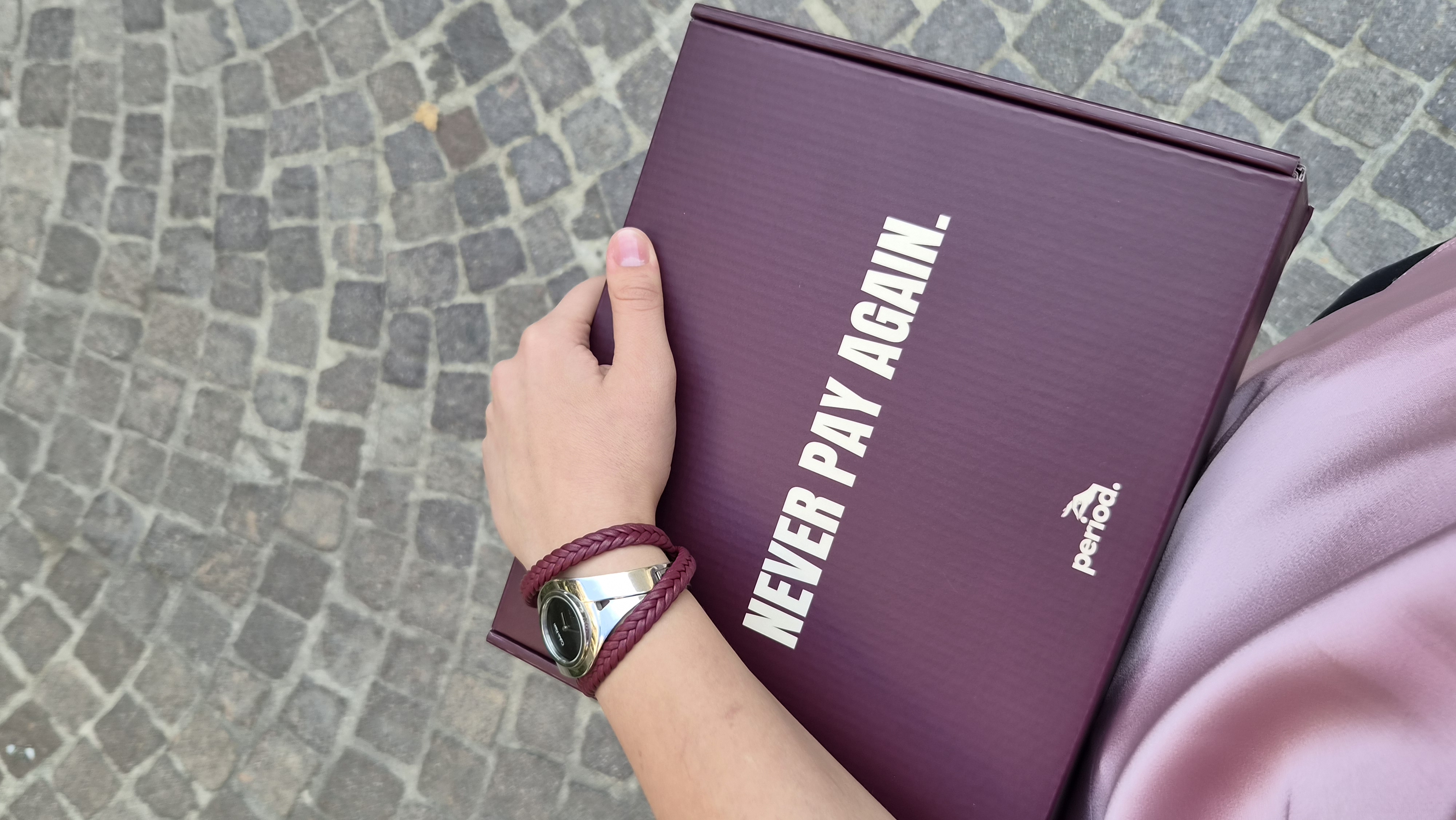 Una box PERIOD. tra le mani di una studentessa